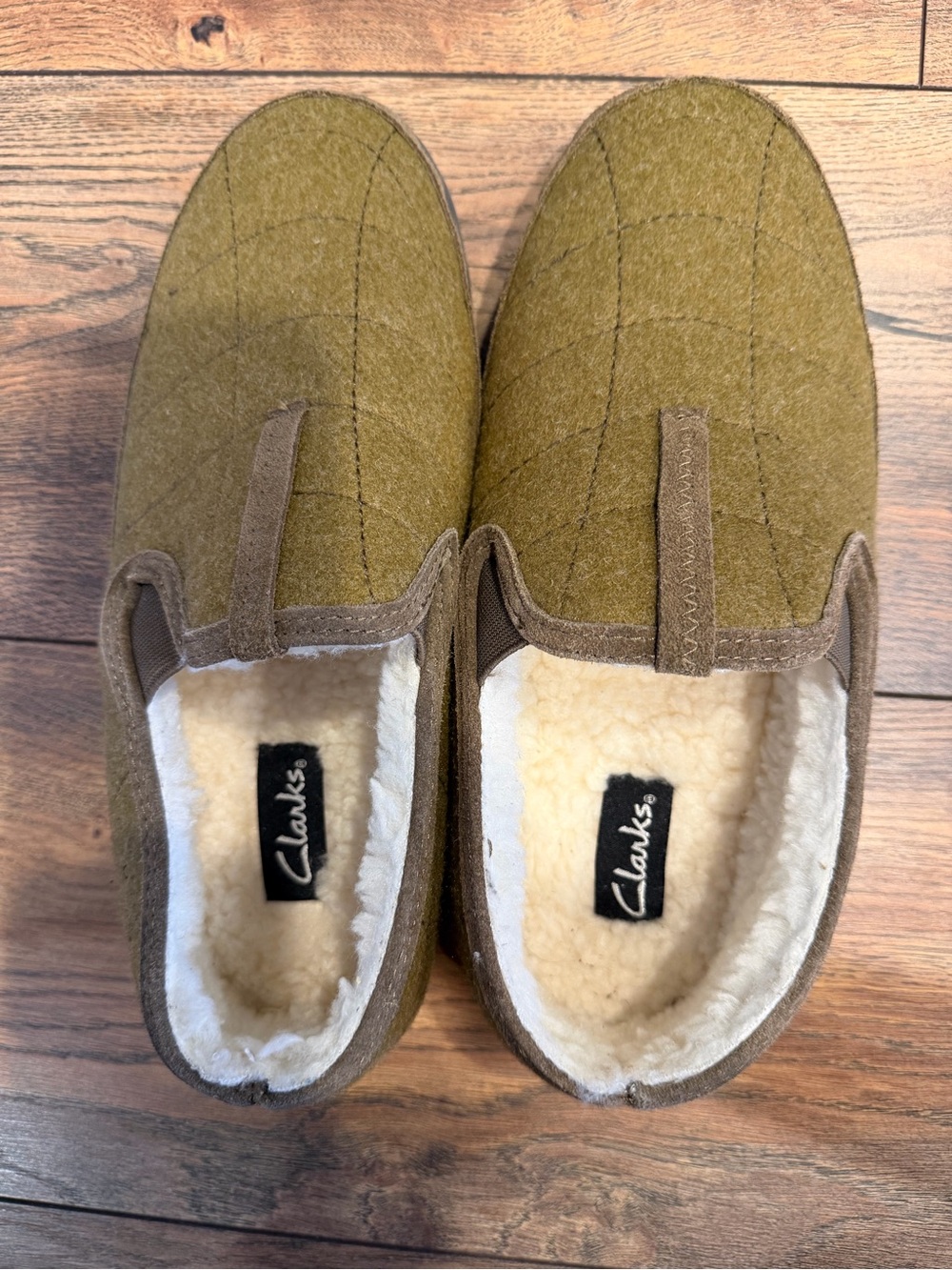 Clarks Women’s Size 11 Olive Green Quilted Slip-On Slippers